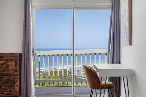 Stunning 2BR with Ocean, Mountain & Sunset Views