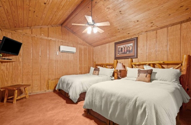 Stunning 3,000 Acre Exotic Game Ranch | Sleeps 36