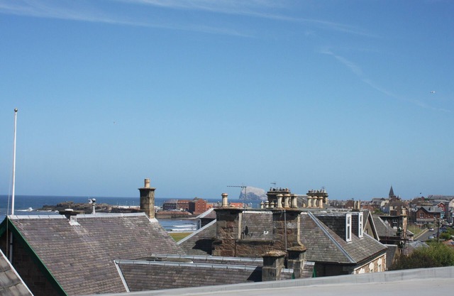 Stunning 3 bedroom apartment in North Berwick with panoramic views of the sea and the golf course.