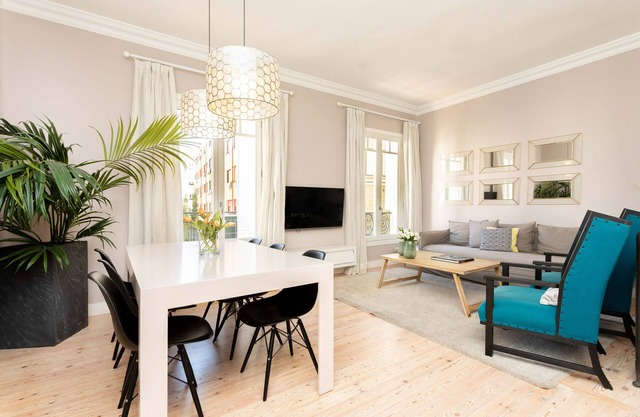 Stunning 3 bedroom apartment next to the Retreat