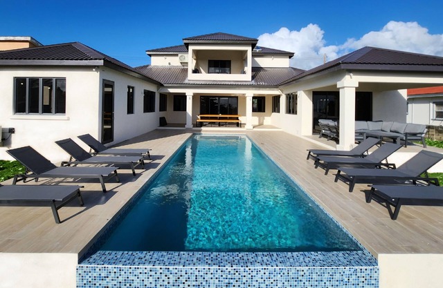 Stunning 4 Bed Villa - Sea View, Infinity Pool, Short Walk to Mullins Beach