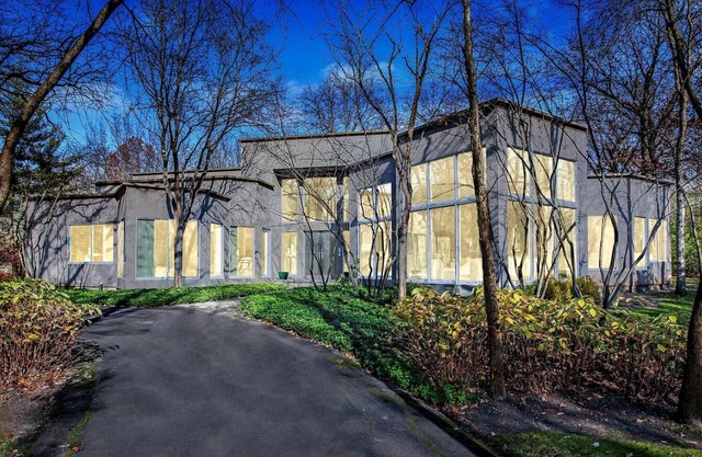 Stunning 4-bedroom house combines comfort, elegance, and is pet-friendly