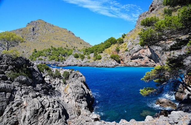 Stunning 4 bedroom Villa in Deià with salt walter pool, large garden & sea view
