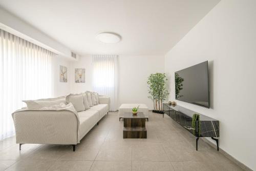 stunning 4-bedrooms on the 18th floor BY MadrigalRentals