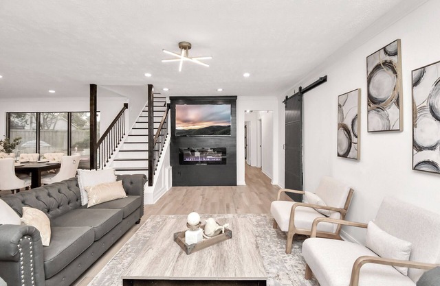 Stunning 8-Bedroom w/Pool 30 Mins to Downtown SCL