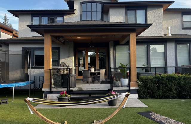 Stunning and Luxurious 3 Bedroom Mansion Beside Como Lake and Blue Mountain Park