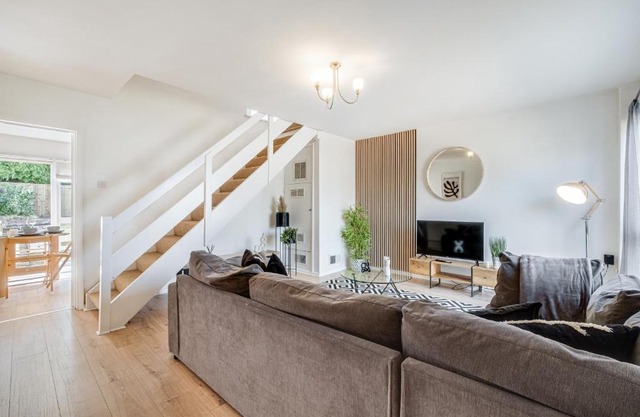 Stunning and Spacious Home by Our Home Short Stays with Free Parking and Ideal for families and contractors