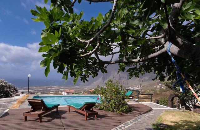 Stunning apartment with sea and mountain views, tennis, and WiFi