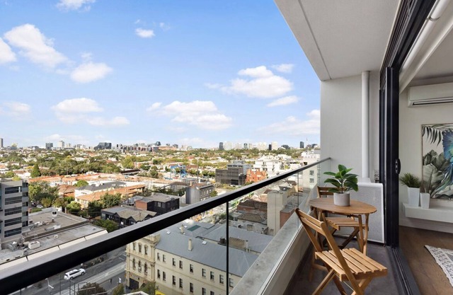 Stunning Bay Views & Central South Yarra Location