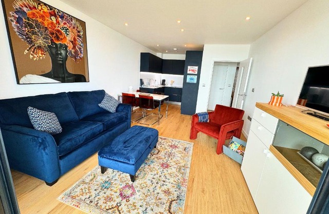 Stunning Beach Front Apartment with Sea views, FREE Parking & Balcony
