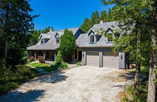 Stunning Buckingham Chalet - Minutes to Blue Mountain with Pool