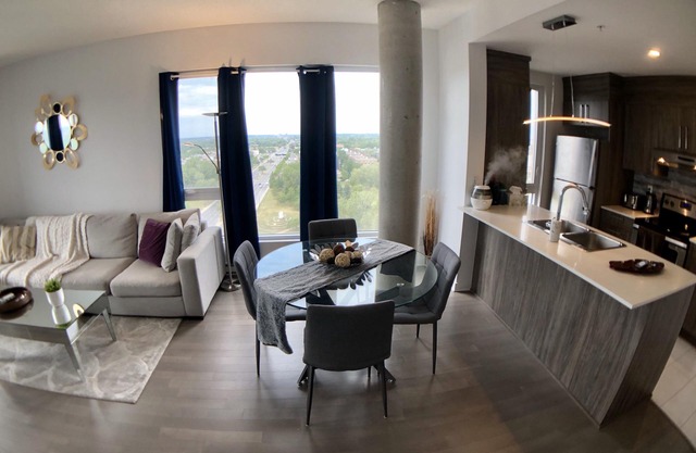 Stunning PENTHOUSE Top Floor 2 Bedrooms with breath taking view over Montreal/Laval