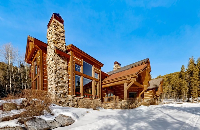 Stunning Cabin with wifi, mountain views, private hot tub & secluded location