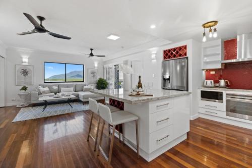 Stunning Coastal 3 Bedroom Apartment in Cairns CBD