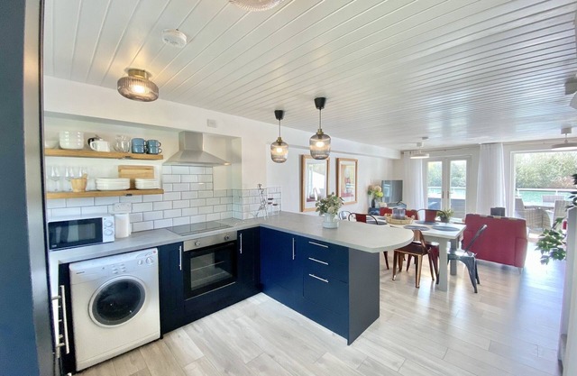 Stunning Completely Refurbished Lakeside Lodge - Sleeps 6