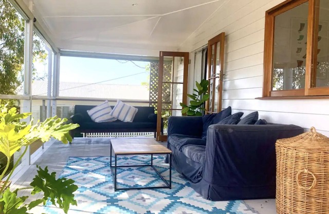 Stunning couples luxury beach house! Walk everywhere! wifi+fire+parking+garden!