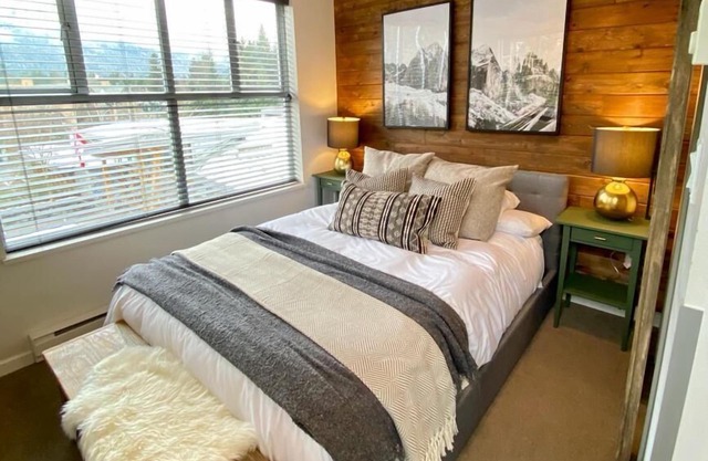 Stunning Deer Lodge Condo in Town Centre at the Olympic Rings