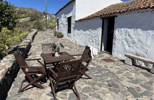 Stunning El Poleo Cottage at El Estanco Viejo: Historic Comfort With B