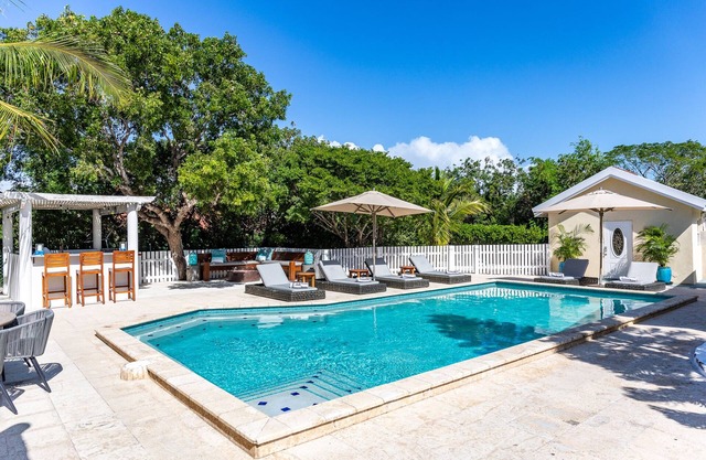 Stunning Five Bedroom Villa in central Grace Bay!