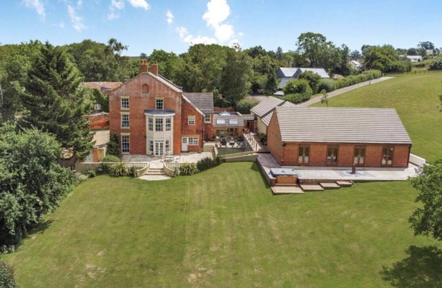 Stunning georgian manor, in 6 acres with hot tub & heated pool near silverstone