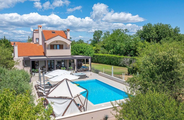Stunning home in Donji Zemunik