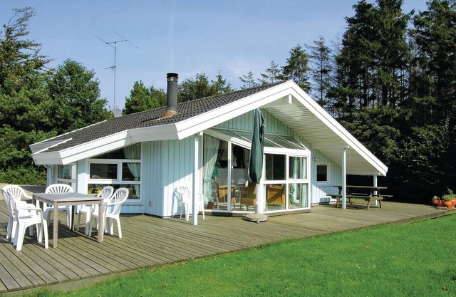 Stunning home in Humble with kitchen