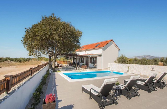 Stunning home in Pokrovnik