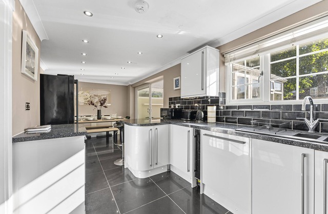 Stunning House in Bracknell - Garden - Games room