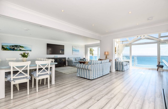 Stunning house sleeping 14 overlooking Looe Bay
