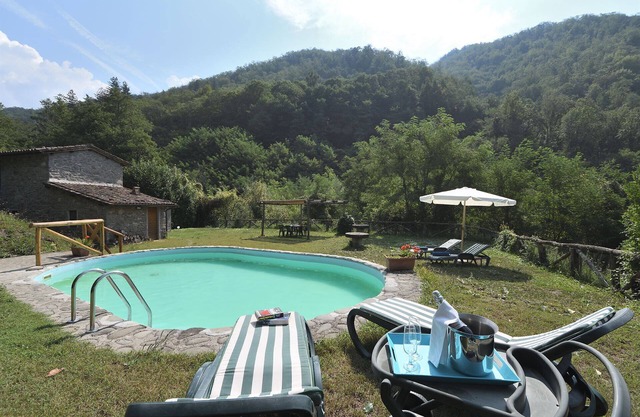 Stunning private villa for 4 people with WIFI, private pool, TV and pets allowed