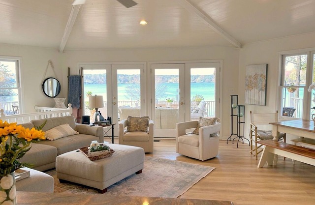 Stunning Lake House on Jackson Lake, huge deck, fantastic views, great sunsets