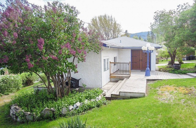 Stunning LAKE VIEW Cottage in Peachland BC