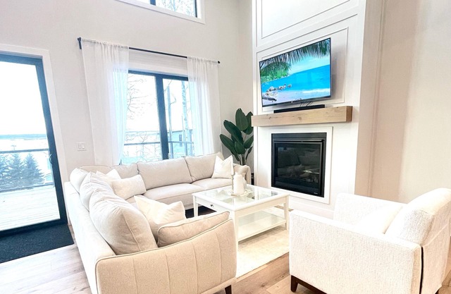 Stunning Lakeview Cottage at Lake Ilse * Games Room * 5 mins to Seba - Sleeps 15