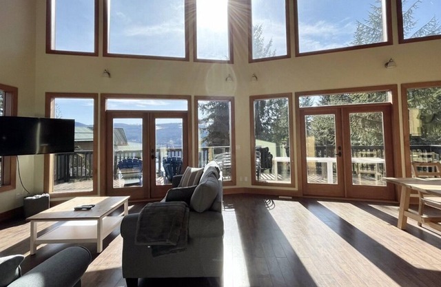 Stunning lakeview home in the North Shuswap