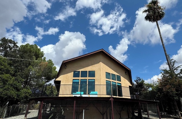 Stunning large 3-bedroom house in lovely Red Bluff with AC, WiFi