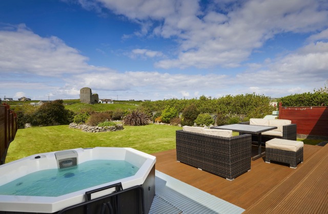 Stunning Lodge with Private Hot Tub in Doolin Village, beside Cliffs of Moher.