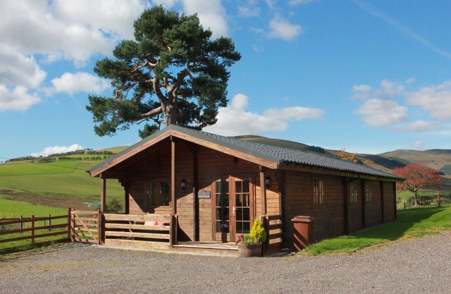 Stunning log cabin Berwyn with private Hot Tub