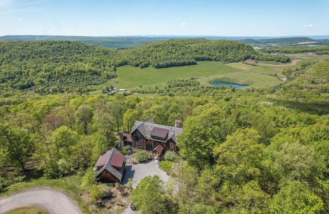 Stunning Luxury Home! Direct Ski Access and Hot Tub