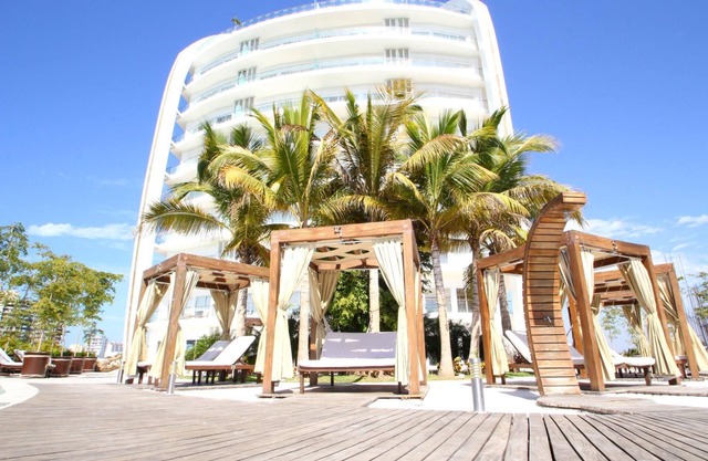 Stunning Marina Condo with Pool, Gym and Restaurant