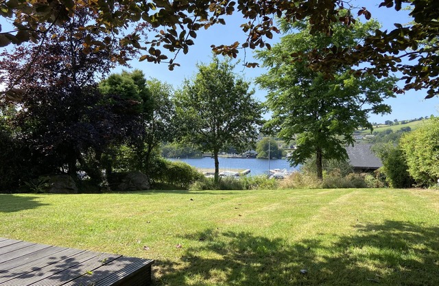 Stunning Modern Home In Lakeside Village Location