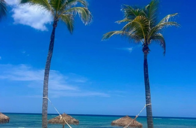 Stunning oceanfront 2 bedroom, resort townhouse - Grand Cayman, Cayman Islands