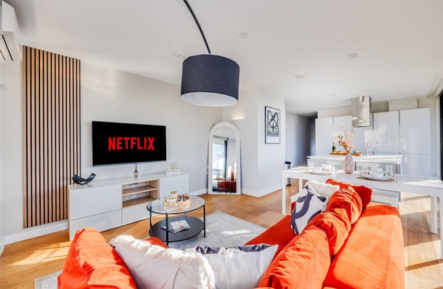 Stunning Penthouse City Centre Large Balcony Private Parking Smart TVs