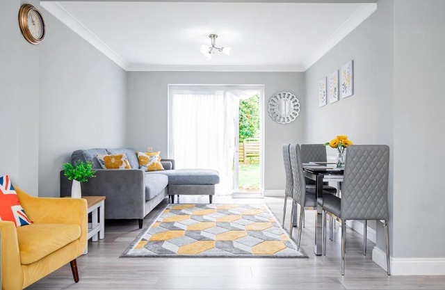 Stunning Place, close to Windsor & Heathrow & Private Parking