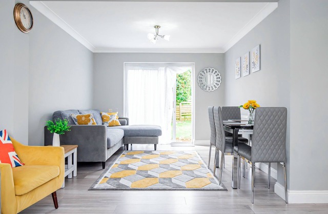 Stunning Place near Windsor & Heathrow, 3BR House