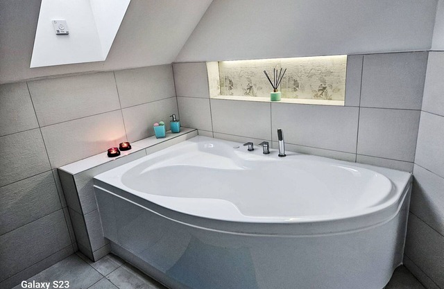 Stunning private villa for 4 people with WIFI, TV, patio, pets allowed and parking