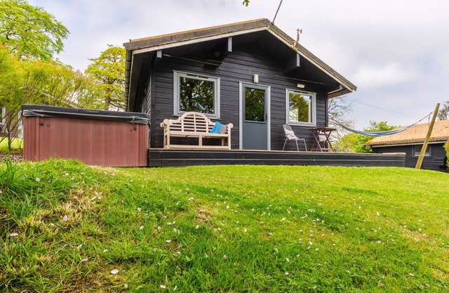Stunning private villa for 4 people with WIFI, hot tub, TV, terrace, pets allowed and panoramic .