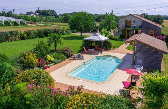 Stunning private villa with WIFI, A/C, private pool, TV, terrace, pets allowed and parking