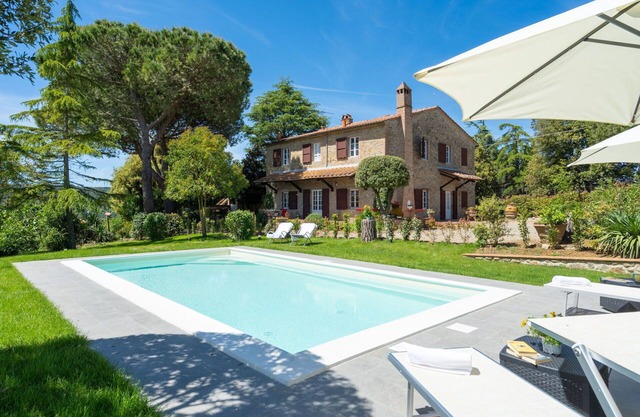 Stunning private villa with private pool, WIFI, A/C, TV and panoramic view, close to San Gimignano