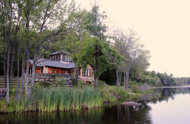 STUNNING PRIVATE 300 acre lake estate 90 mins from NYC, w FAB BOATHOUSE LODGE.