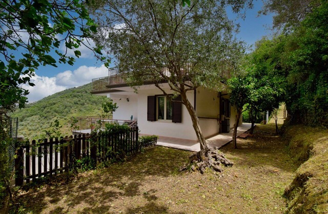 Stunning private villa for 6 guests with hot tub, A/C, WIFI, TV, terrace and pets allowed
